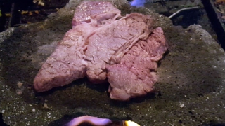 溶岩プレートで牛肉を焼く